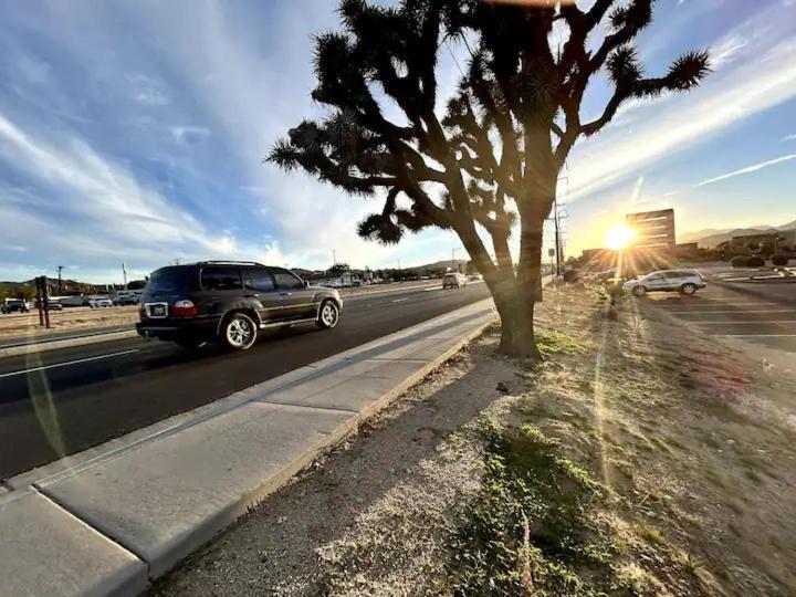 Serene Modern Home Backdoor With Great Wifi, Games, Movies, Patio Seating And Bbq Easy Access To North Joshua Tree National Park In 10 Minutes Twentynine Palms Eksteriør billede